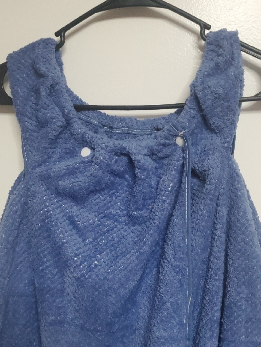 Blue Plush Wearable Towel with Daisy Pocket - Picture 2 of 9
